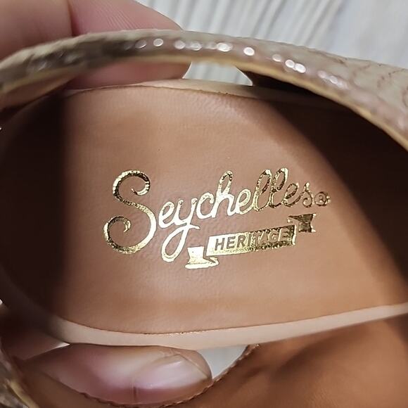 Seychelles Whirl Embossed Gold Metallic Round Toe Pumps Womens Size 6.5 NEW - Picture 8 of 12